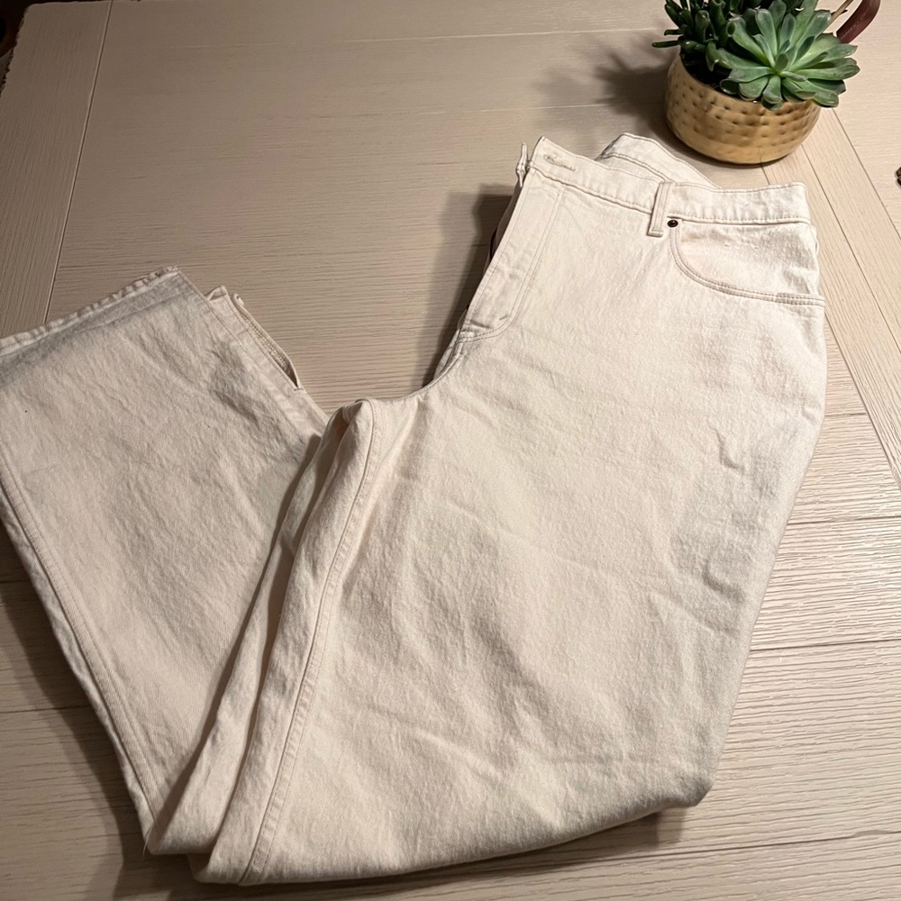 Abercrombie curve love the 90’s straight ultra high rise in cream size 34 or 18